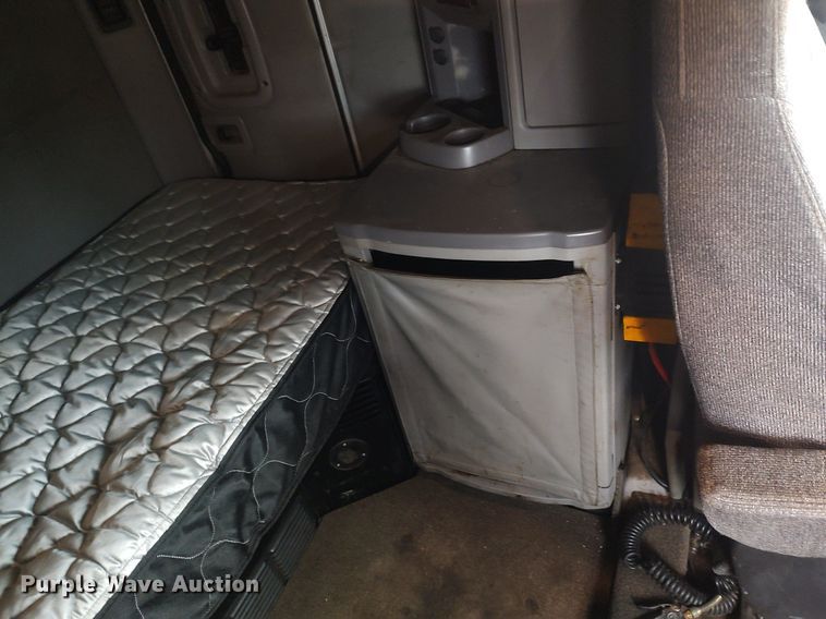 image for item KI9979 2015 Peterbilt 579  semi truck