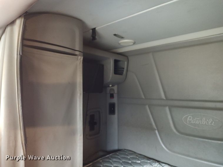 image for item KI9979 2015 Peterbilt 579  semi truck