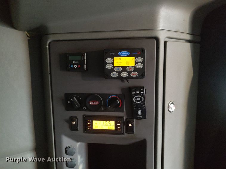 image for item KI9979 2015 Peterbilt 579  semi truck