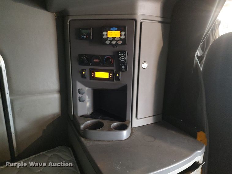 image for item KI9979 2015 Peterbilt 579  semi truck