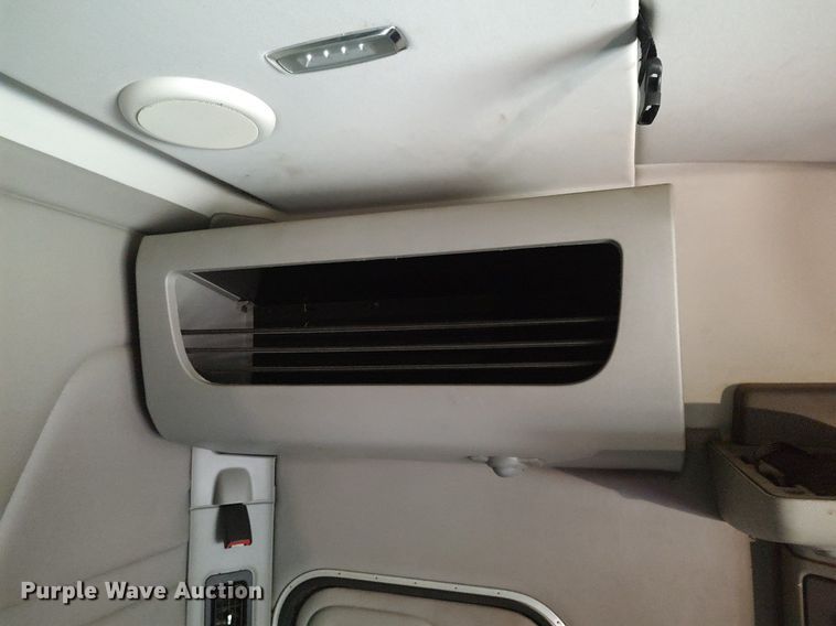 image for item KI9979 2015 Peterbilt 579  semi truck