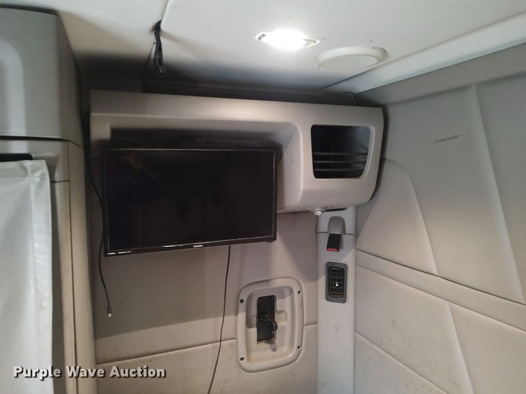 image for item KI9979 2015 Peterbilt 579  semi truck