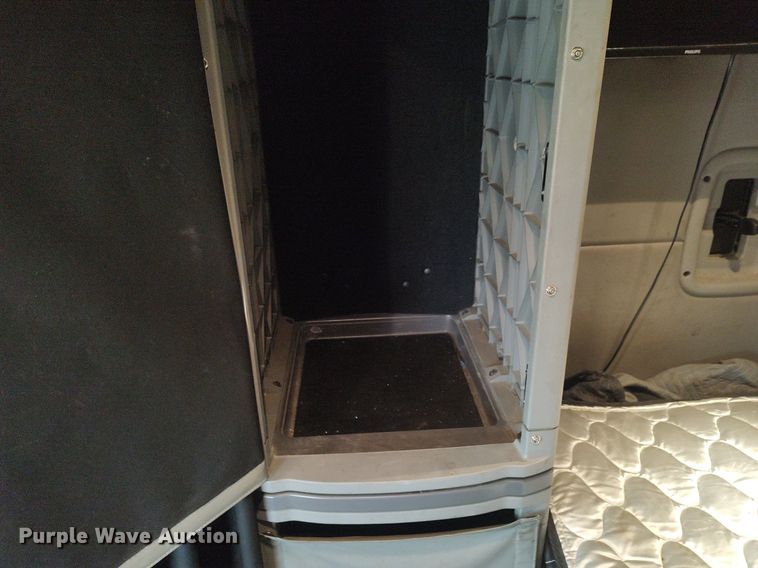 image for item KI9979 2015 Peterbilt 579  semi truck