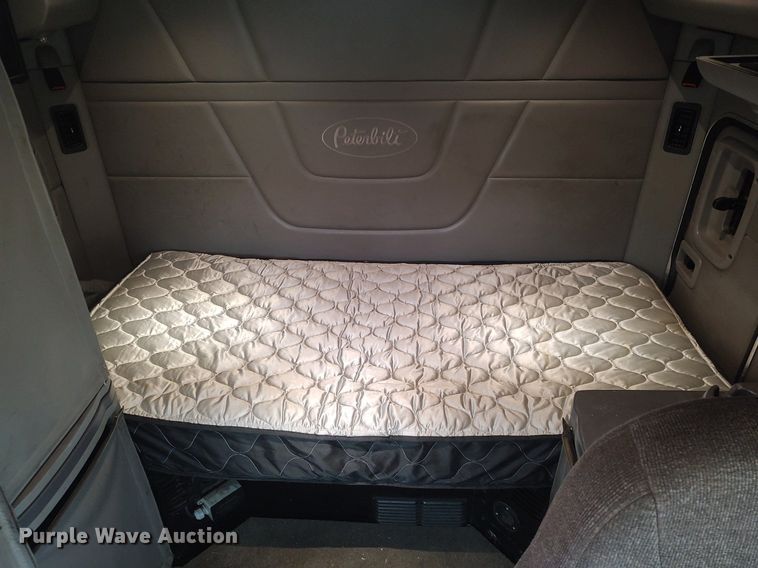 image for item KI9979 2015 Peterbilt 579  semi truck