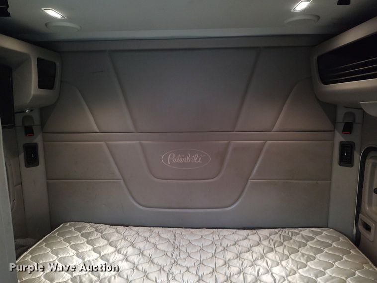 image for item KI9979 2015 Peterbilt 579  semi truck