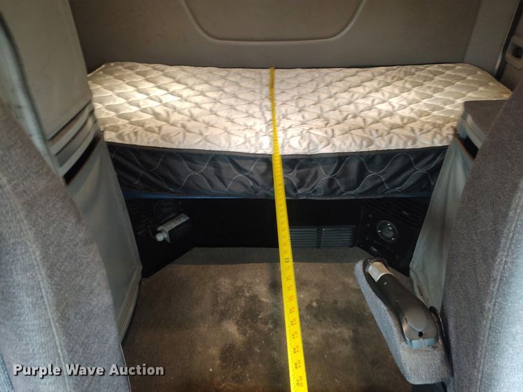 image for item KI9979 2015 Peterbilt 579  semi truck