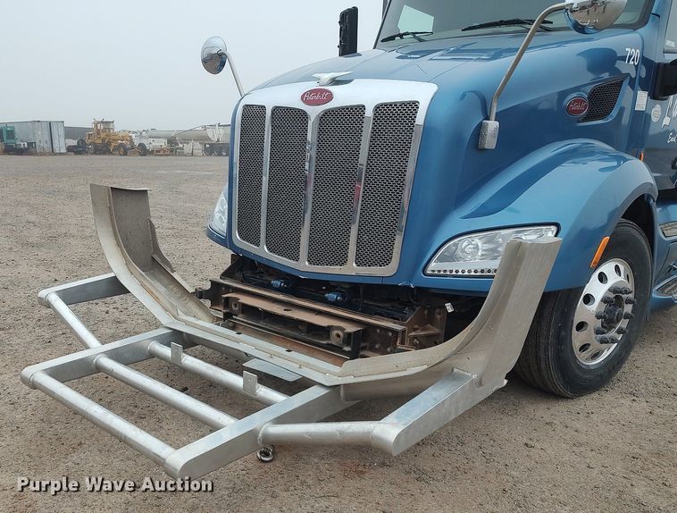 image for item KI9979 2015 Peterbilt 579  semi truck