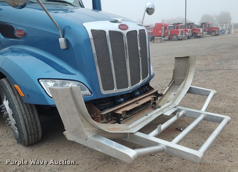 image for item KI9979 2015 Peterbilt 579  semi truck