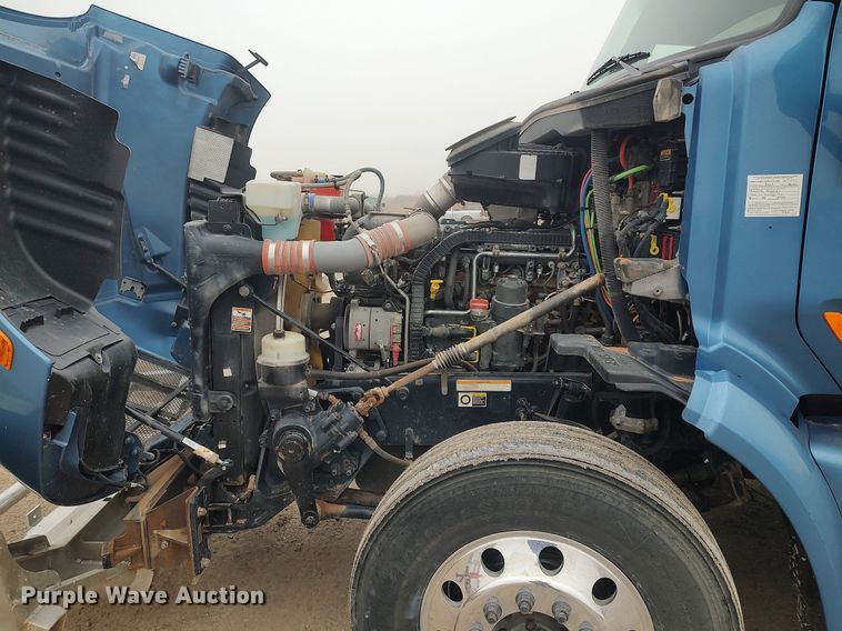 image for item KI9979 2015 Peterbilt 579  semi truck