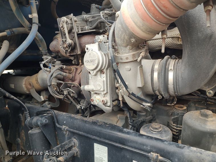 image for item KI9979 2015 Peterbilt 579  semi truck