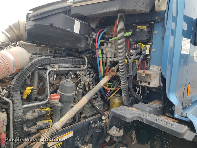 image for item KI9979 2015 Peterbilt 579  semi truck