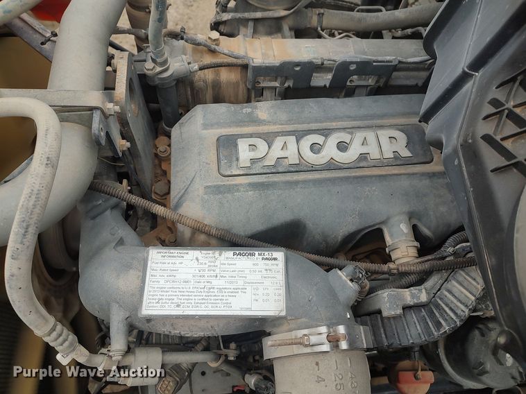 image for item KI9979 2015 Peterbilt 579  semi truck