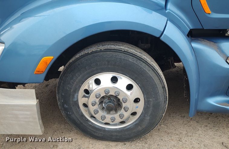 image for item KI9979 2015 Peterbilt 579  semi truck