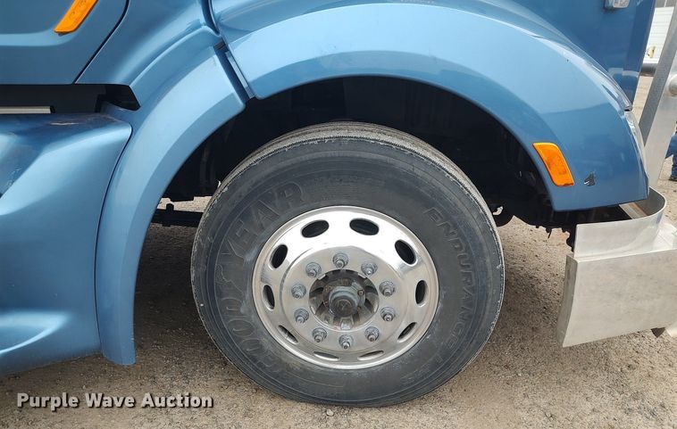 image for item KI9979 2015 Peterbilt 579  semi truck