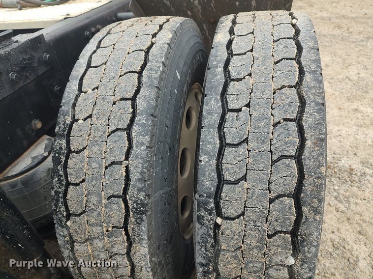 image for item KI9979 2015 Peterbilt 579  semi truck