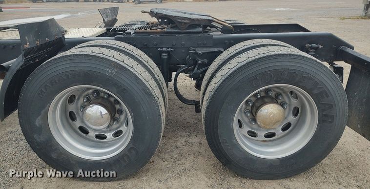 image for item KI9979 2015 Peterbilt 579  semi truck