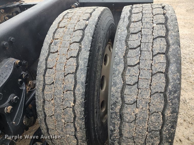 image for item KI9979 2015 Peterbilt 579  semi truck