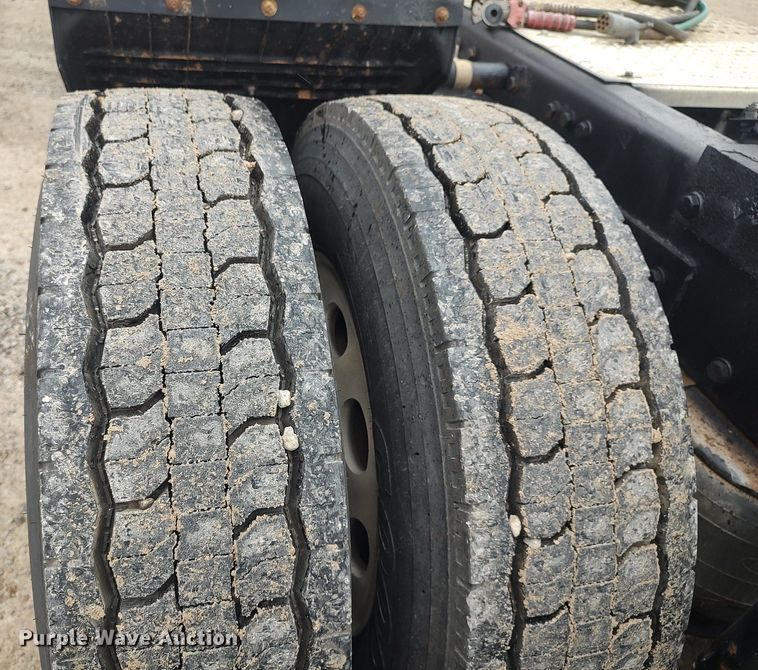 image for item KI9979 2015 Peterbilt 579  semi truck