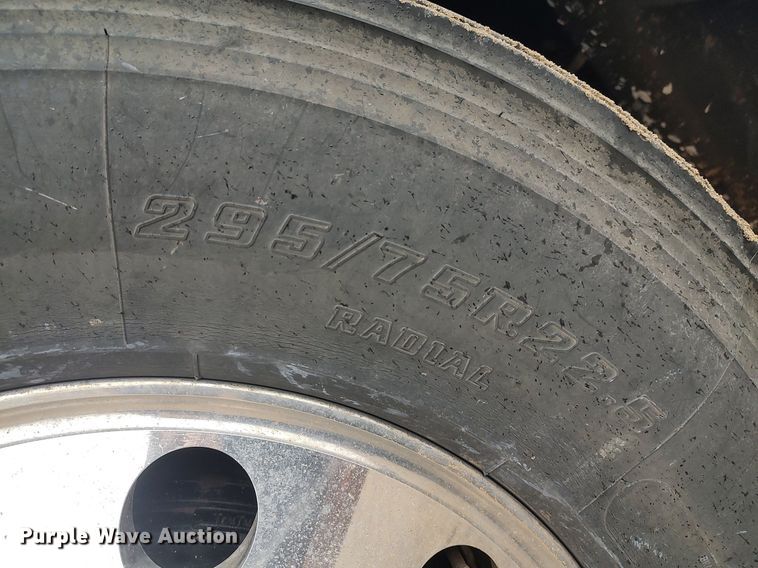 image for item KI9979 2015 Peterbilt 579  semi truck