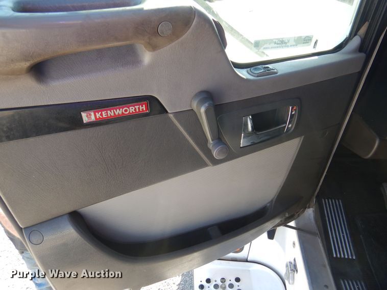 image for item KJ9024 2007 Kenworth T600B semi truck
