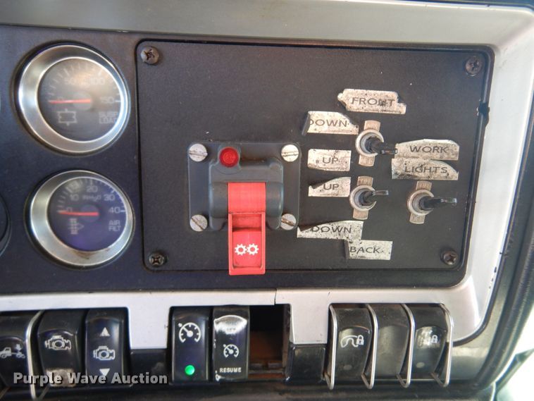 image for item KJ9024 2007 Kenworth T600B semi truck