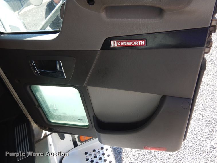 image for item KJ9024 2007 Kenworth T600B semi truck