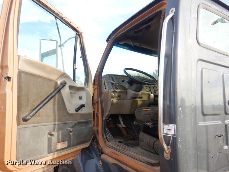 image for item KJ9031 2001 Sterling A9500  semi truck