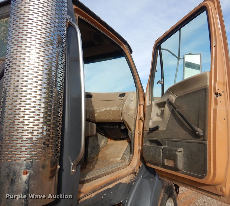 image for item KJ9031 2001 Sterling A9500  semi truck