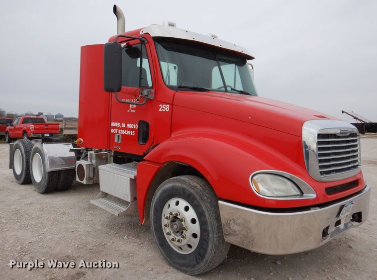 image for item KW9687 2007 Freightliner Columbia  semi truck