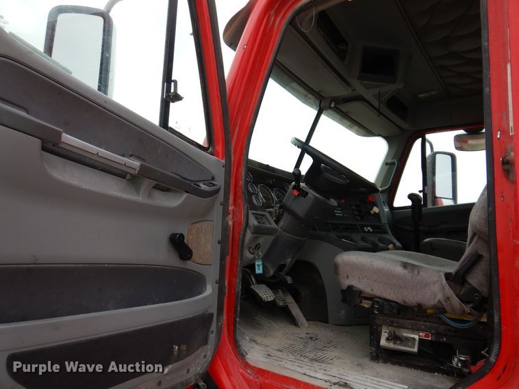 image for item KW9687 2007 Freightliner Columbia  semi truck