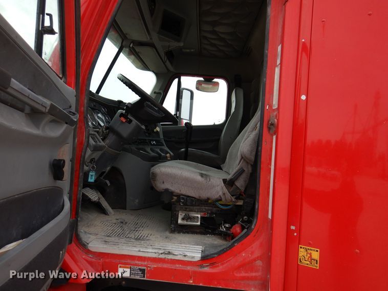 image for item KW9687 2007 Freightliner Columbia  semi truck