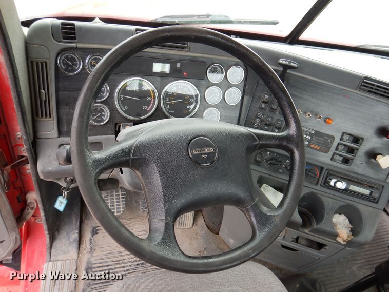 image for item KW9687 2007 Freightliner Columbia  semi truck