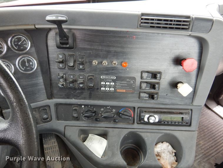 image for item KW9687 2007 Freightliner Columbia  semi truck