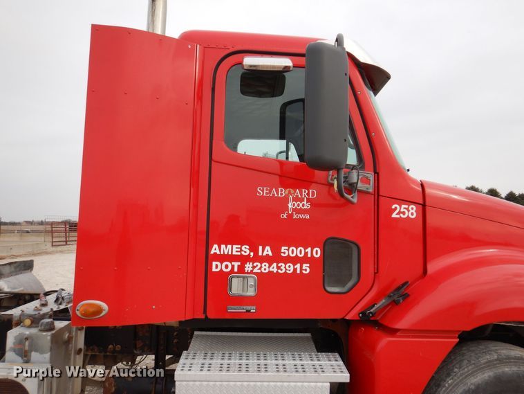 image for item KW9687 2007 Freightliner Columbia  semi truck