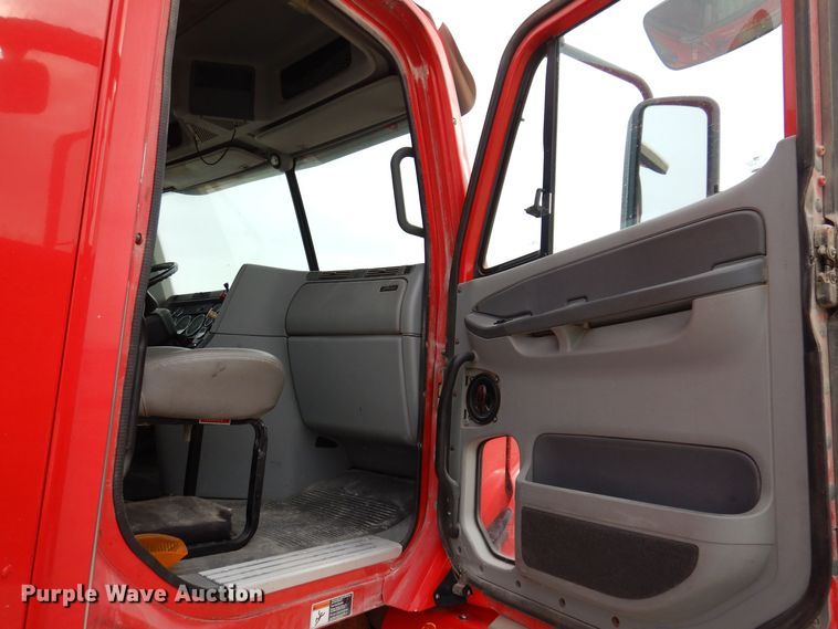 image for item KW9687 2007 Freightliner Columbia  semi truck