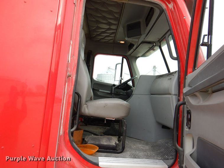 image for item KW9687 2007 Freightliner Columbia  semi truck