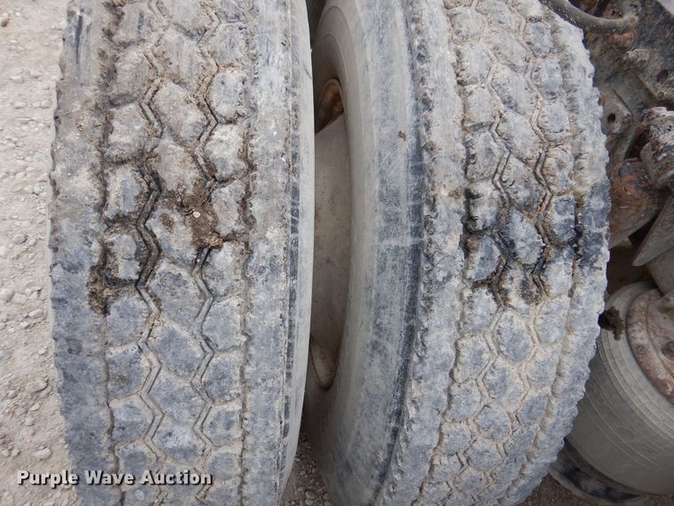 image for item KW9687 2007 Freightliner Columbia  semi truck