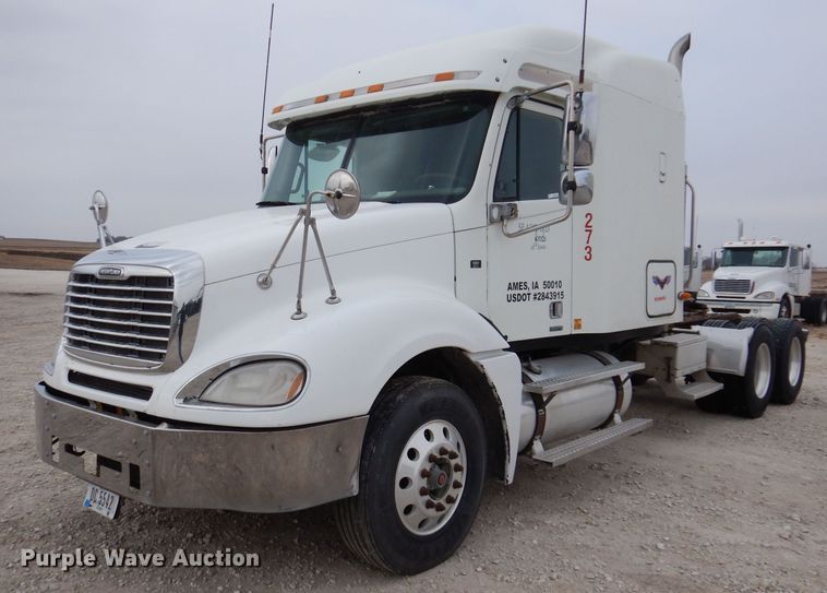 image for item KW9688 2004 Freightliner Columbia  semi truck