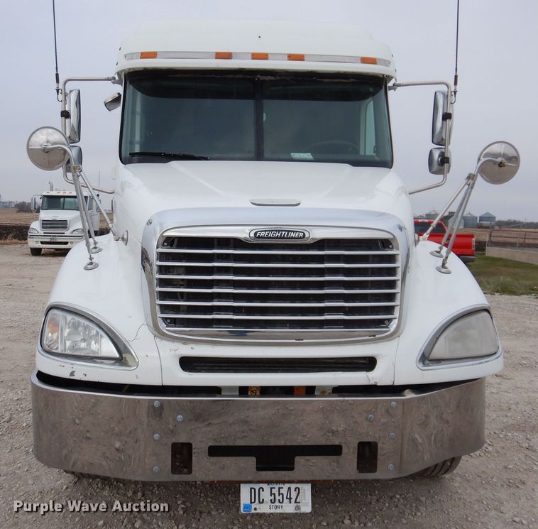image for item KW9688 2004 Freightliner Columbia  semi truck