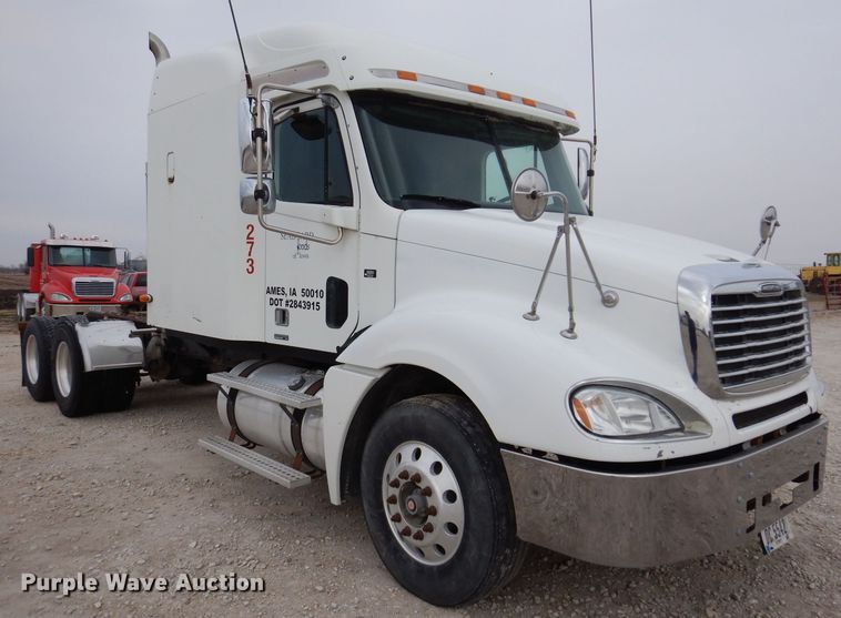 image for item KW9688 2004 Freightliner Columbia  semi truck