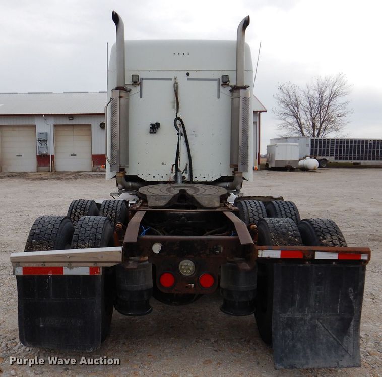 image for item KW9688 2004 Freightliner Columbia  semi truck