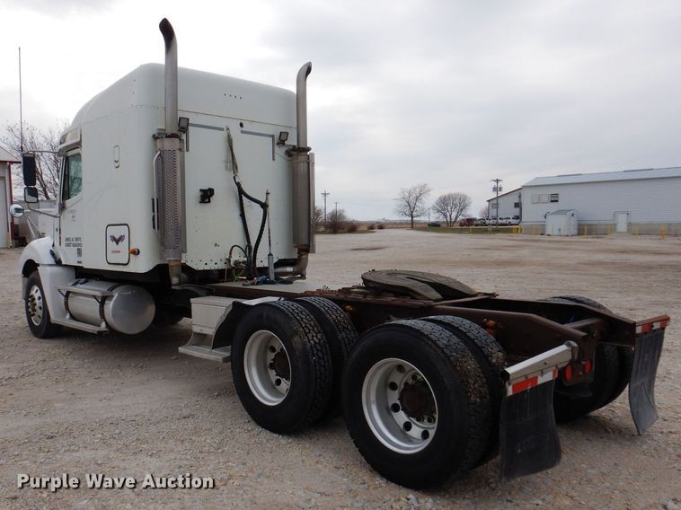 image for item KW9688 2004 Freightliner Columbia  semi truck