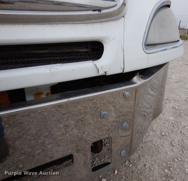 image for item KW9688 2004 Freightliner Columbia  semi truck