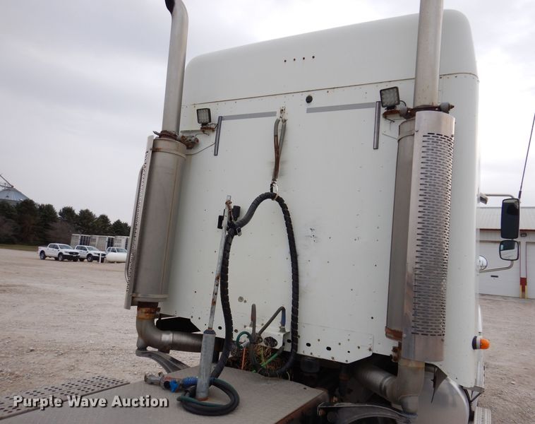 image for item KW9688 2004 Freightliner Columbia  semi truck