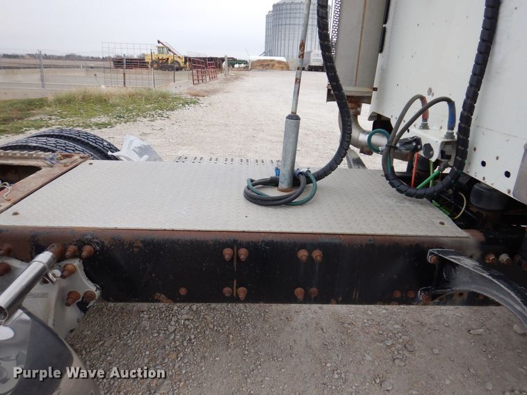 image for item KW9688 2004 Freightliner Columbia  semi truck