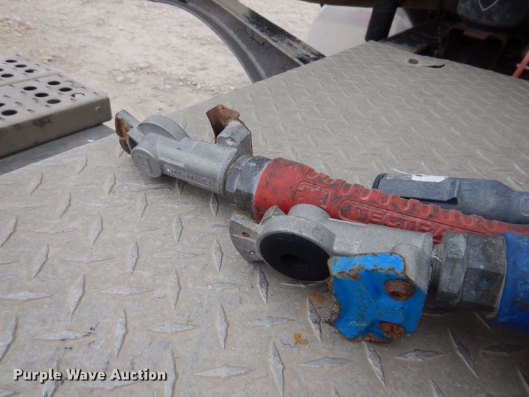 image for item KW9688 2004 Freightliner Columbia  semi truck