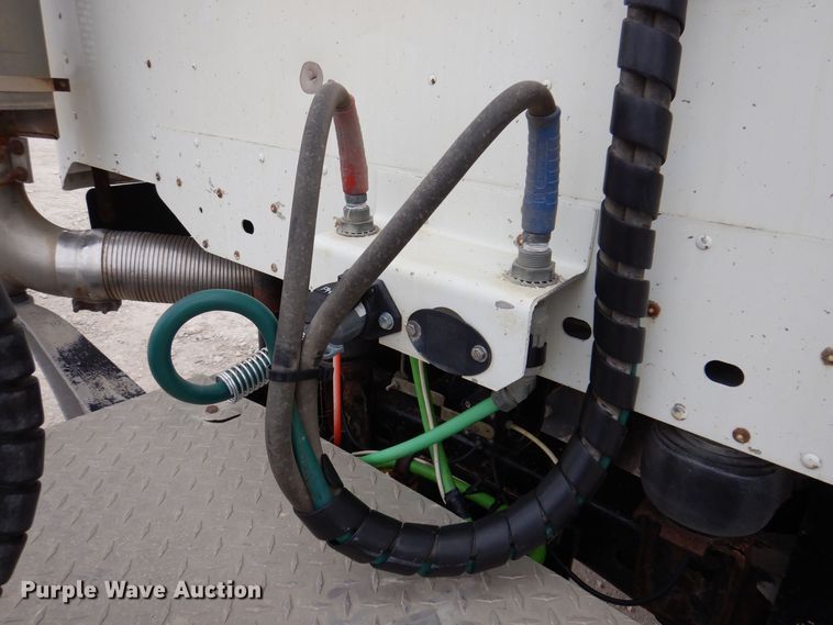 image for item KW9688 2004 Freightliner Columbia  semi truck