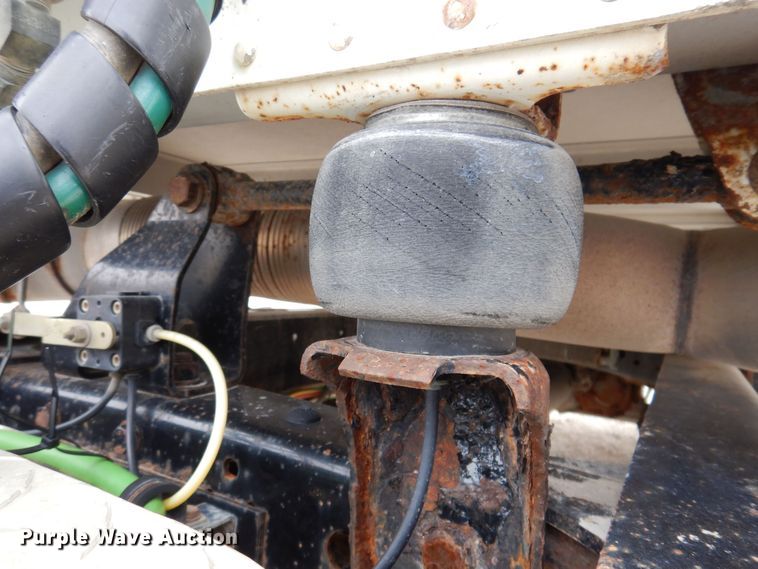 image for item KW9688 2004 Freightliner Columbia  semi truck