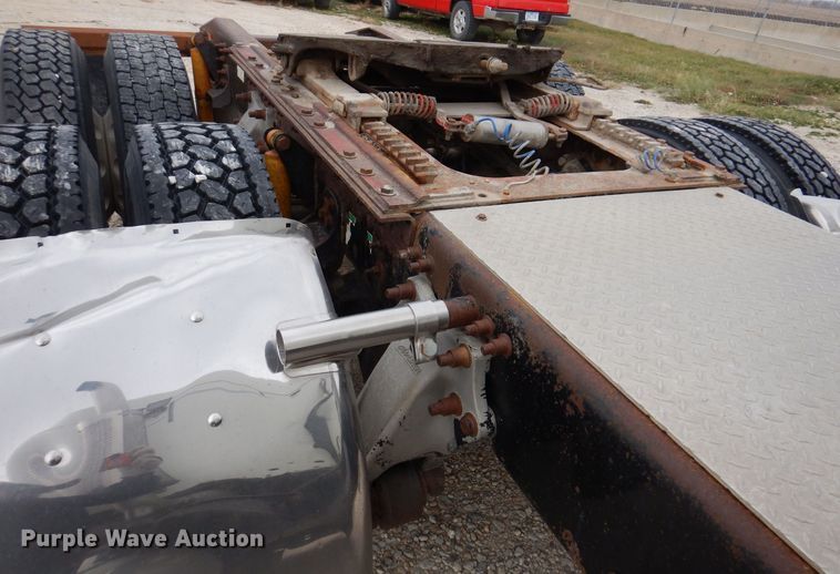 image for item KW9688 2004 Freightliner Columbia  semi truck