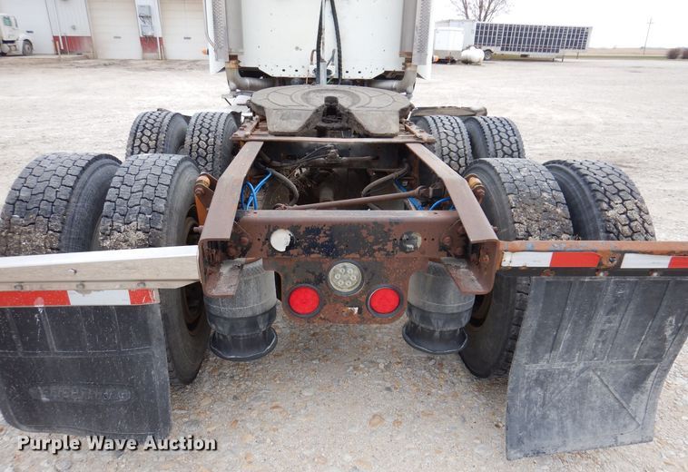 image for item KW9688 2004 Freightliner Columbia  semi truck